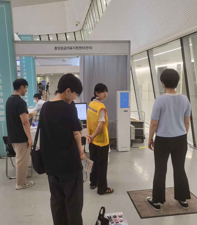 아이밸런스로 체형을 분석하는 모습