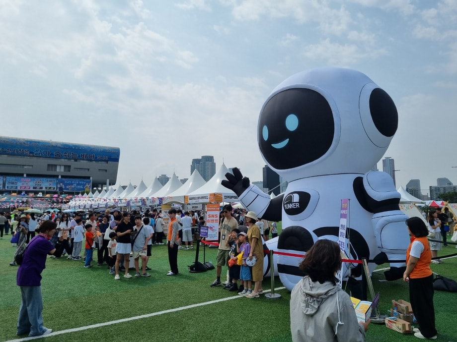무더운 날씨가 무색하게 많은 학생, 학부모님들이 참가해 주신 축제 현장입니다