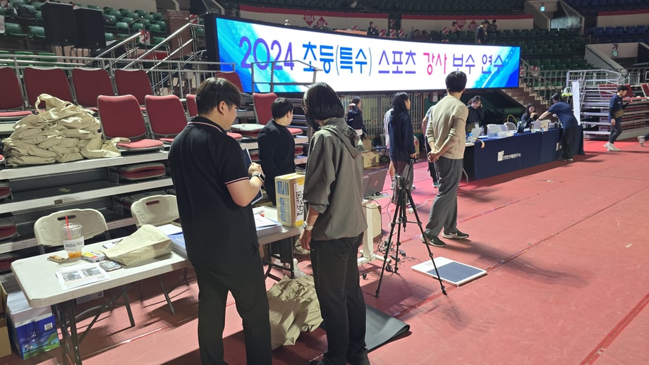 선생님께 POMS프로그램을 설명하는 모습