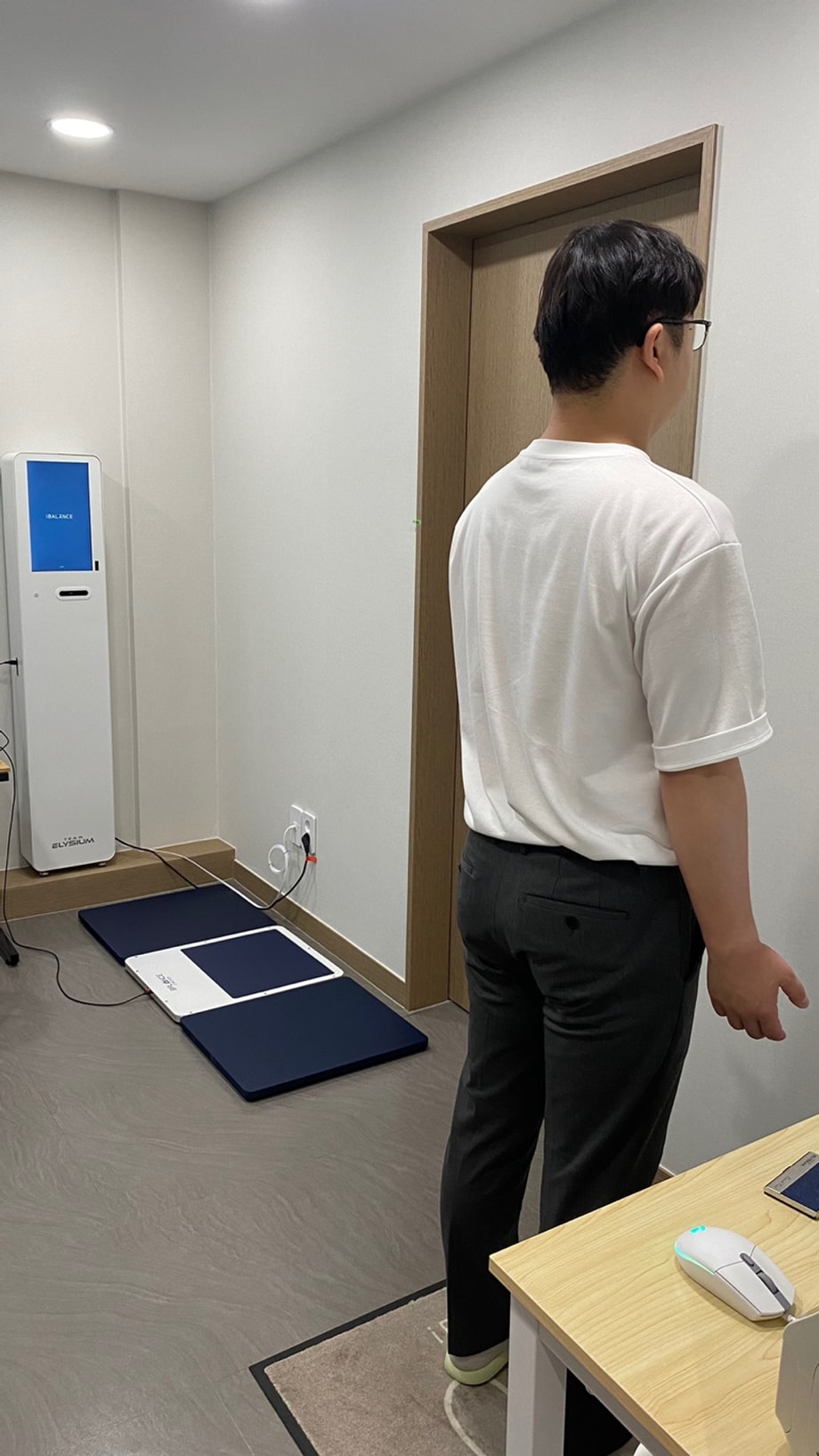 체형 분석하는 모습(측면)