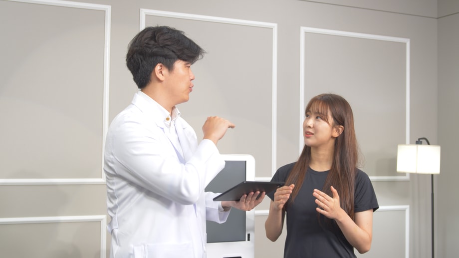 환자와 상담하는 한의사