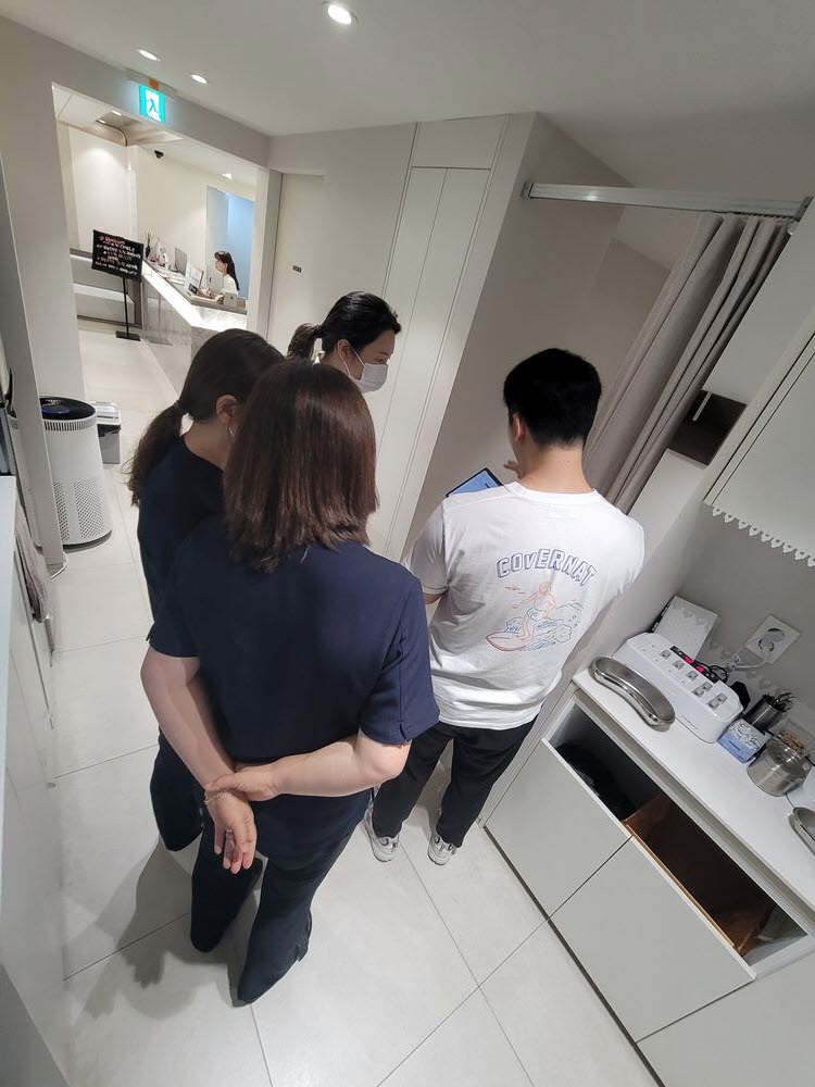 기기 사용법 교육 시연 중