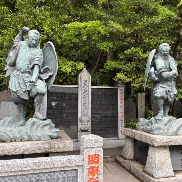 사악한 기운을 쫒는 카라스 텐구(좌)와 운을 부르는 다이텐구(우)