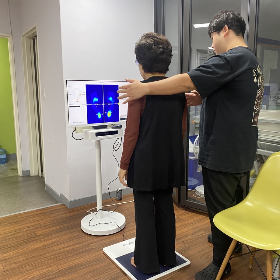 어지럼증 측정하는 모습