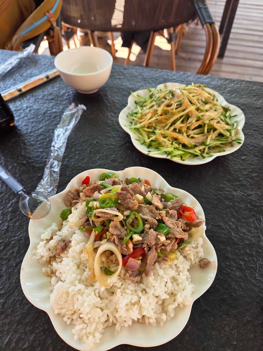 언제나 그렇듯 “시장이 반찬이다” 메타, 뭘 먹어도 맛있음 !