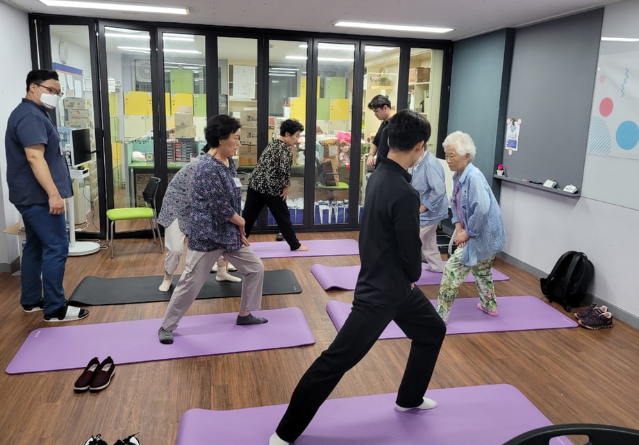 오프라인 운동프로그램 하는 모습