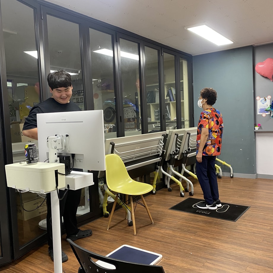 자세 불균형 측정하는 모습