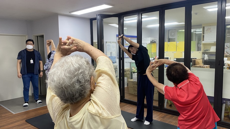오프라인 운동프로그램 하는 모습