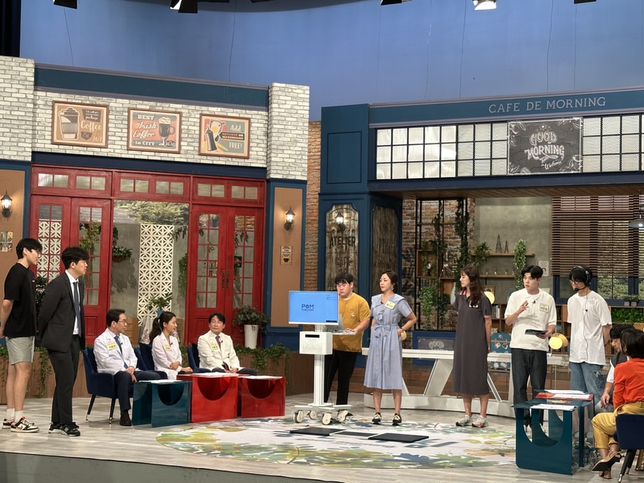 방송촬영현장- 분석 결과를 확인하는 모습